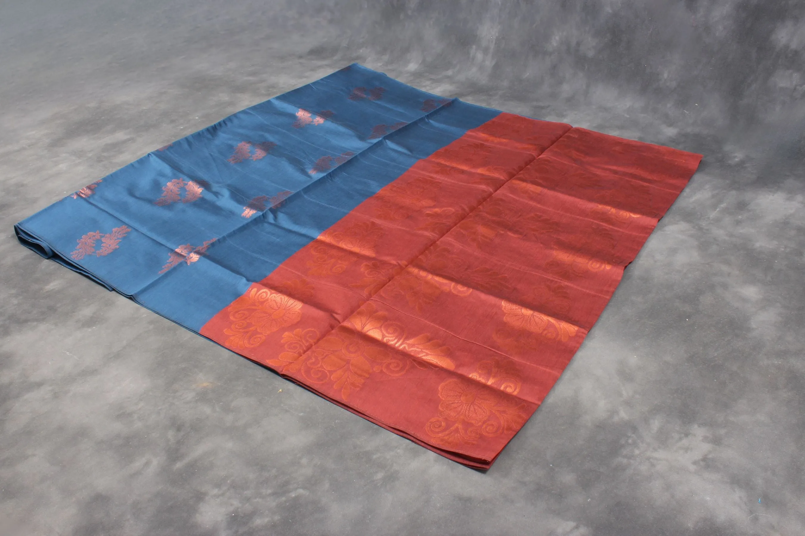 Elegant Pure Silk Cotton Saree with Bold Motifs - Borderless Design