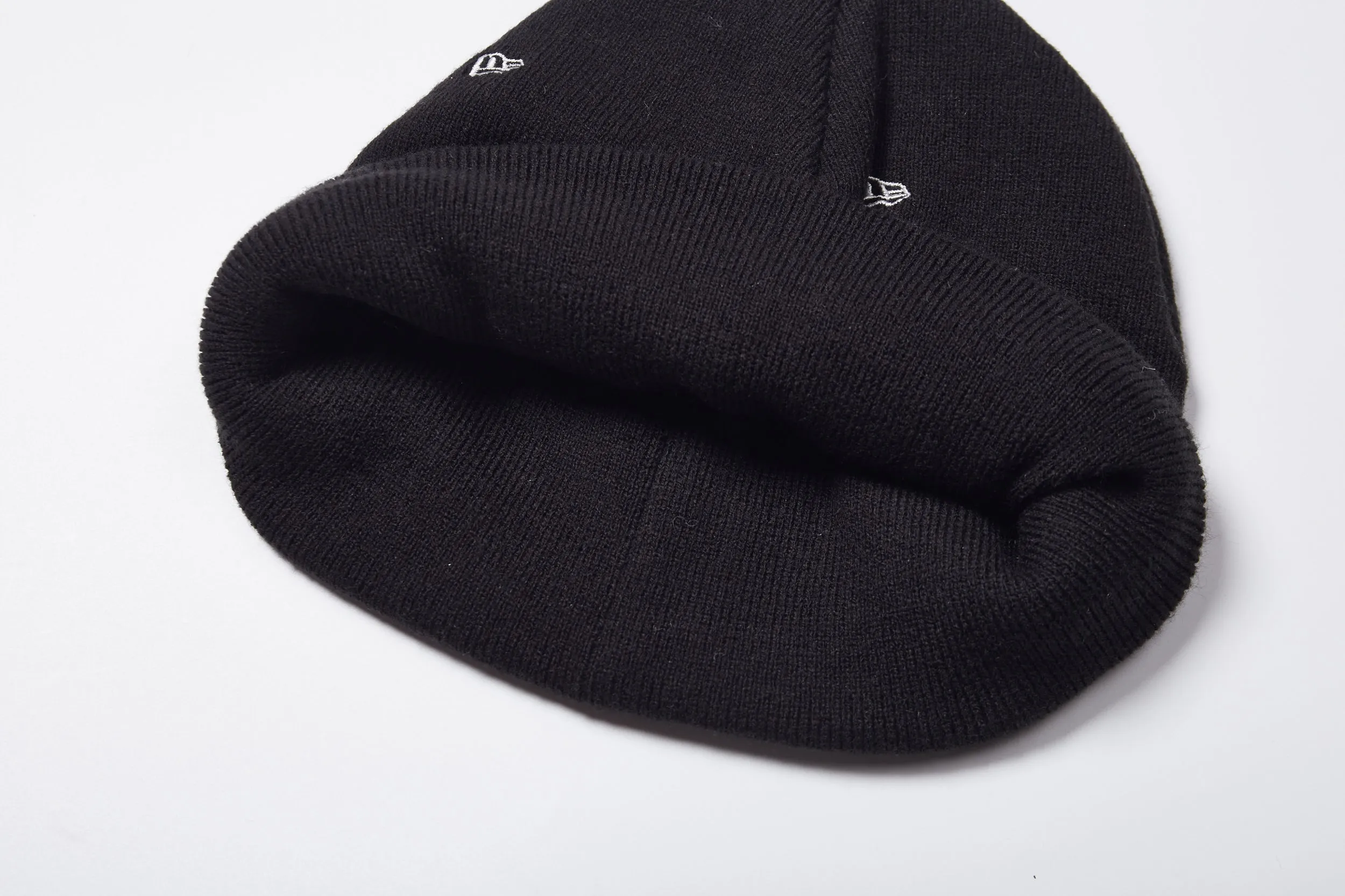 NEW ERA 4 DART BLACK CUFF BEANIE