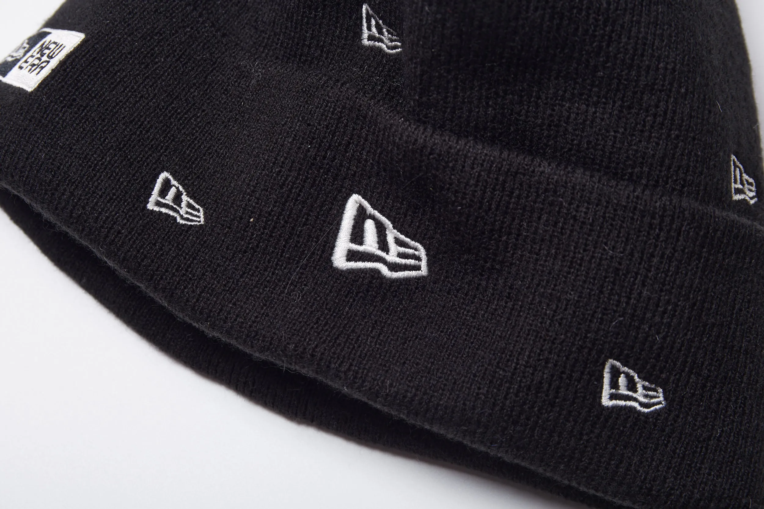 NEW ERA 4 DART BLACK CUFF BEANIE