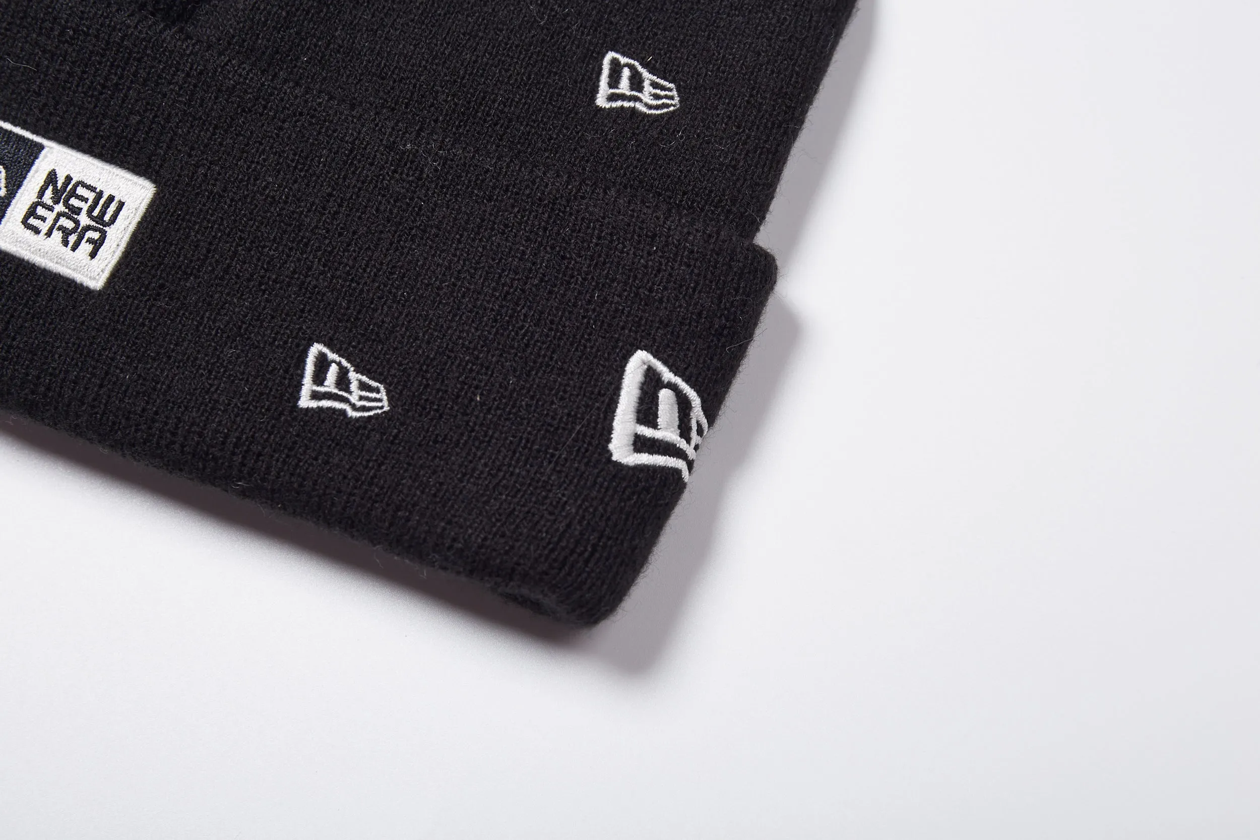 NEW ERA 4 DART BLACK CUFF BEANIE