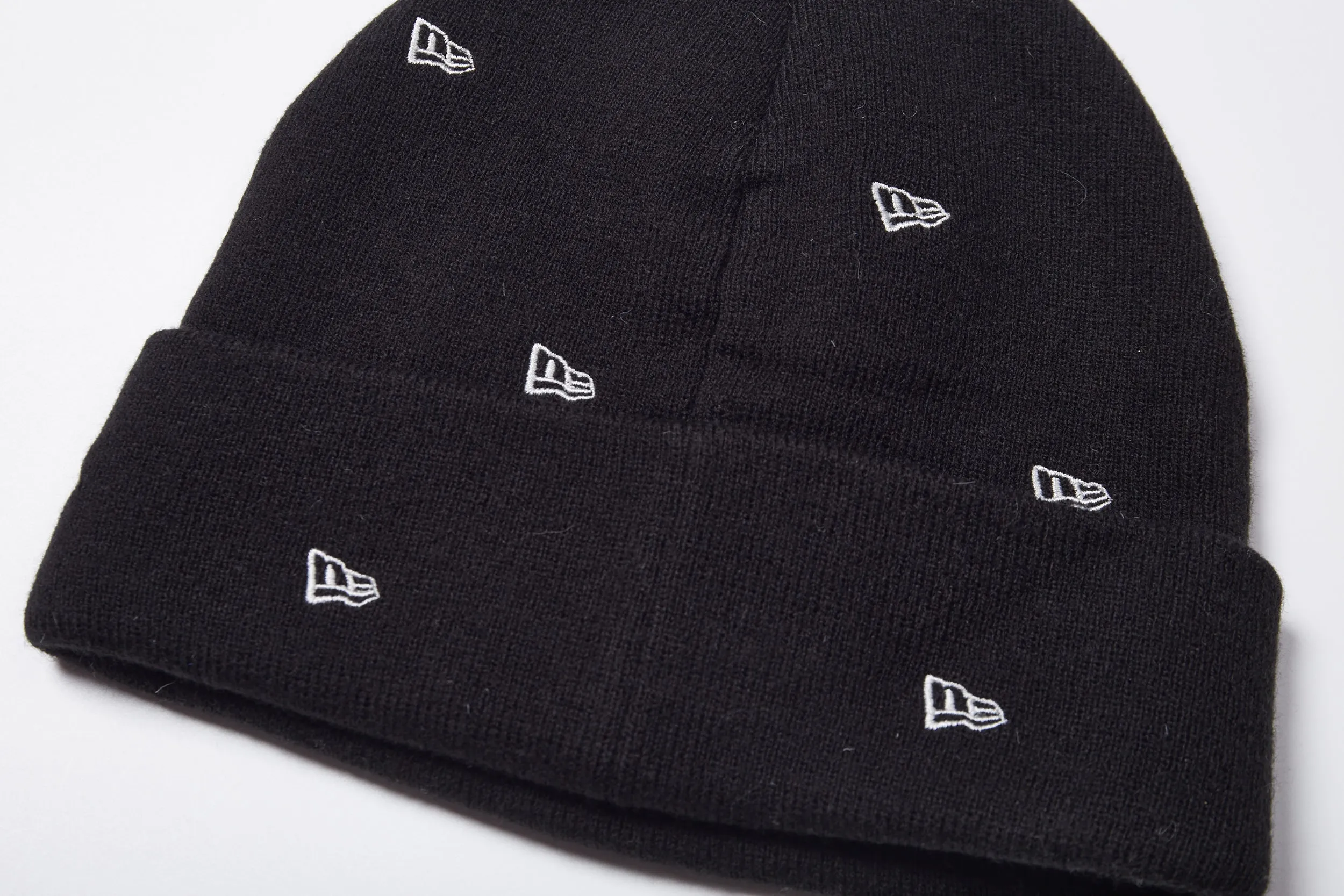 NEW ERA 4 DART BLACK CUFF BEANIE