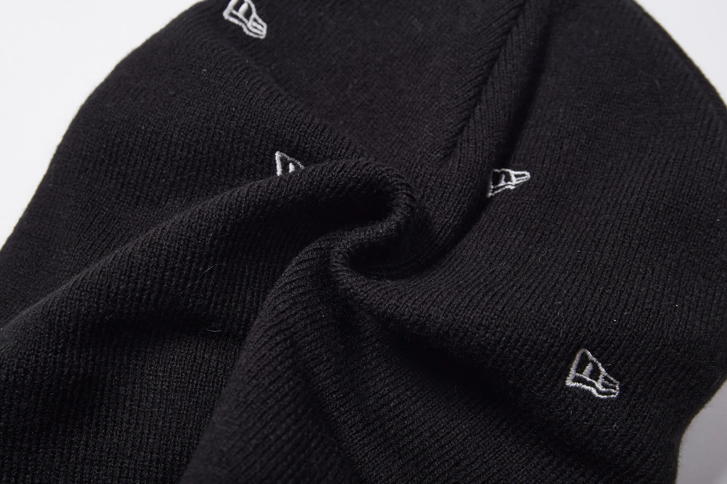 NEW ERA 4 DART BLACK CUFF BEANIE