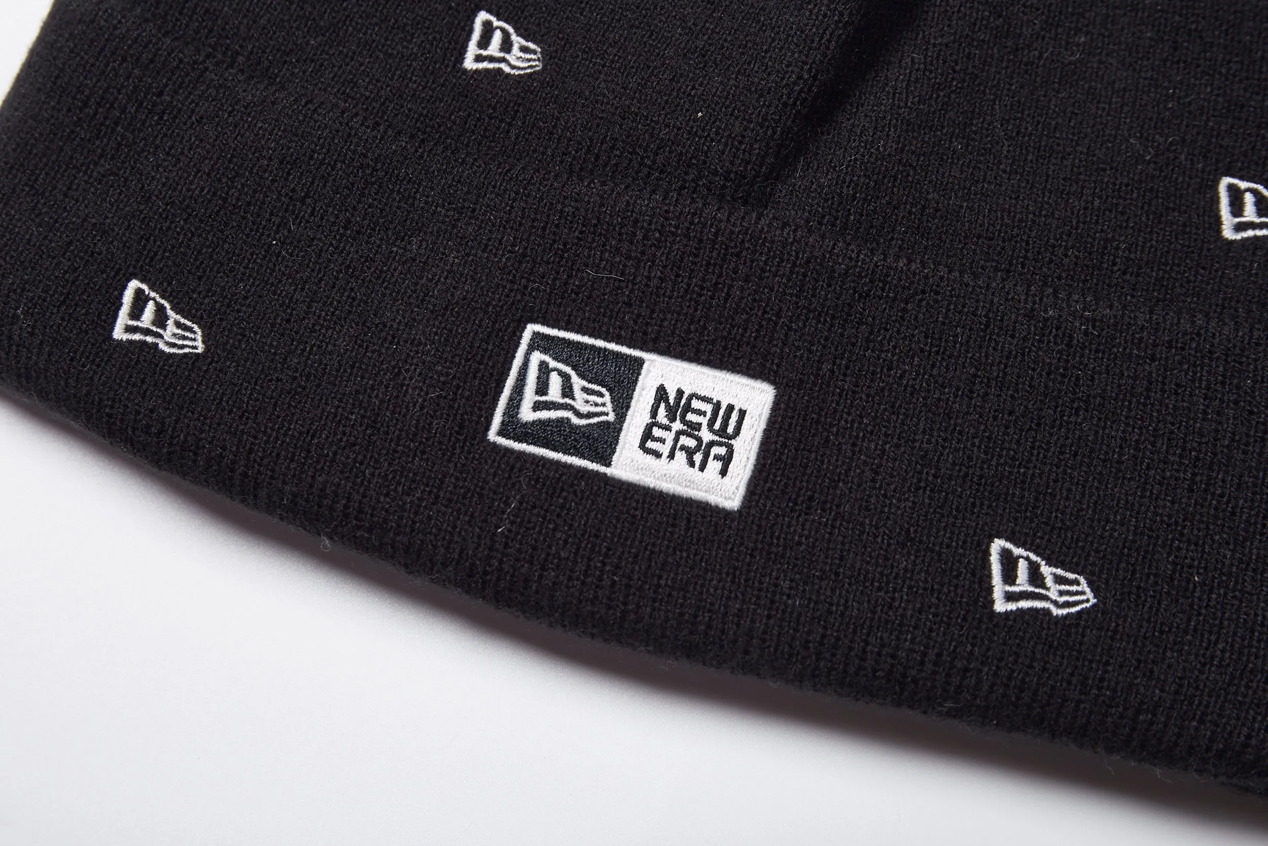 NEW ERA 4 DART BLACK CUFF BEANIE