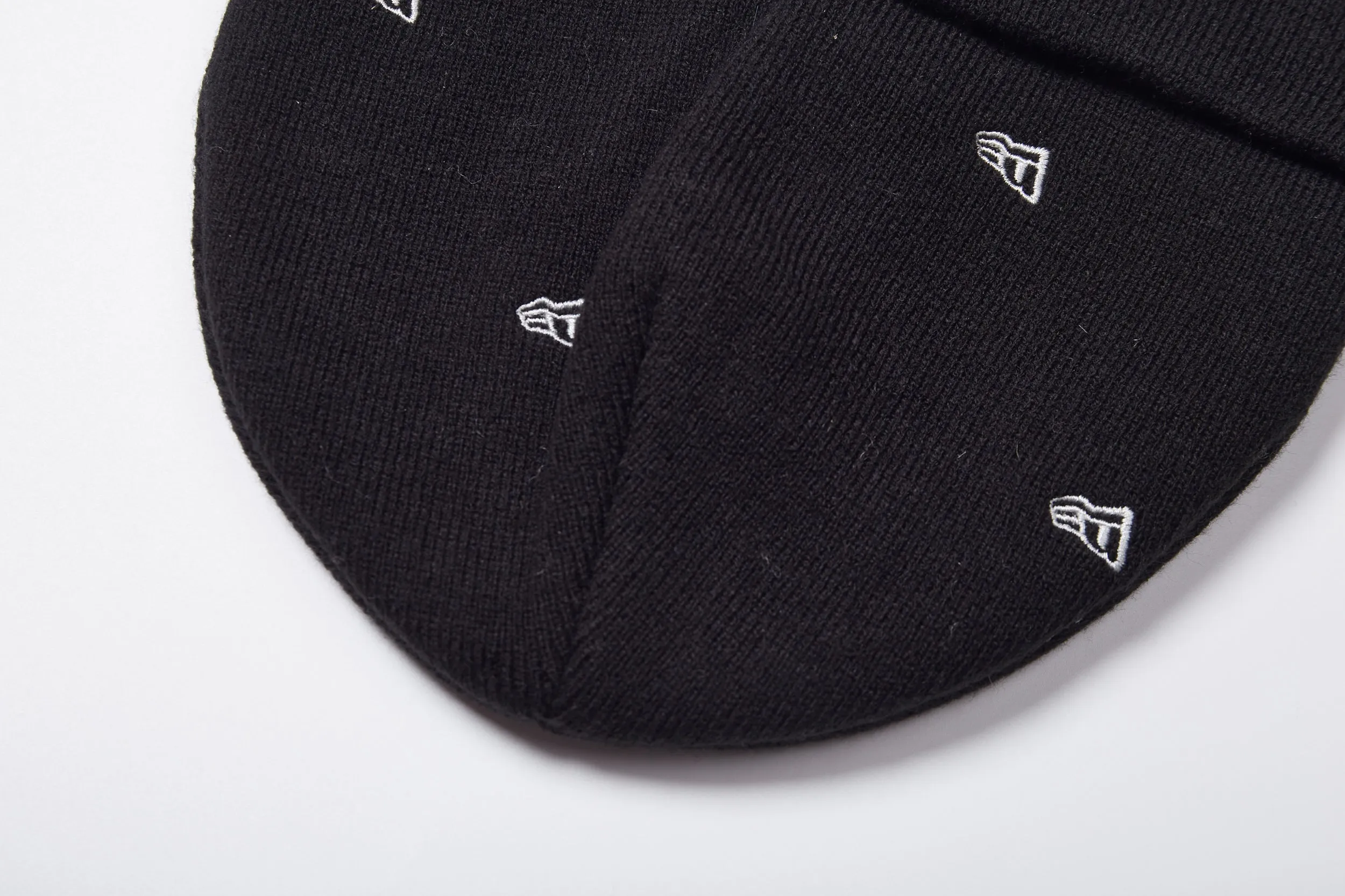 NEW ERA 4 DART BLACK CUFF BEANIE